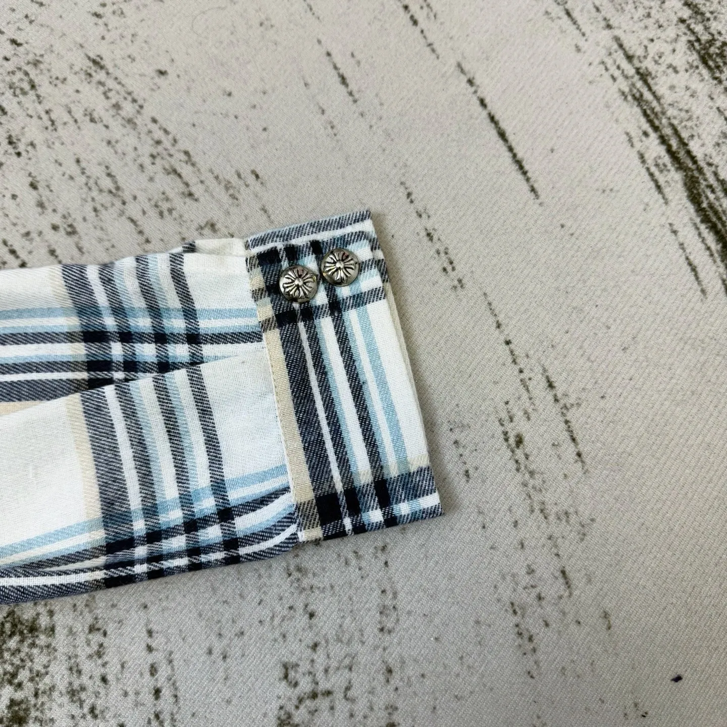 P190 ChromeHearts Miami limited-edition plaid shirt with embroidered leather label. Same style as ChromeHearts counters. Made of 300g pure cotton fabric. Very textured on the handle. Three-dimensional and atmospheric. Versatile and easy to wear in autumn. Simple and elegant. Adopts os version. The upper body effect is great. Suitable for all body types. Soft and comfortable. CH letter cross embroidery on the front ➕ horseshoe embroidered leather label on the back ➕ cross button custom hardware. Small mark on the hem. Resistant to machine washing. Does not fade or deform. Complete accessories, original mold opening, perfect restoration of zp 2:1, same style for men and women, versatile and easy to choose, size s m l xl color picture color